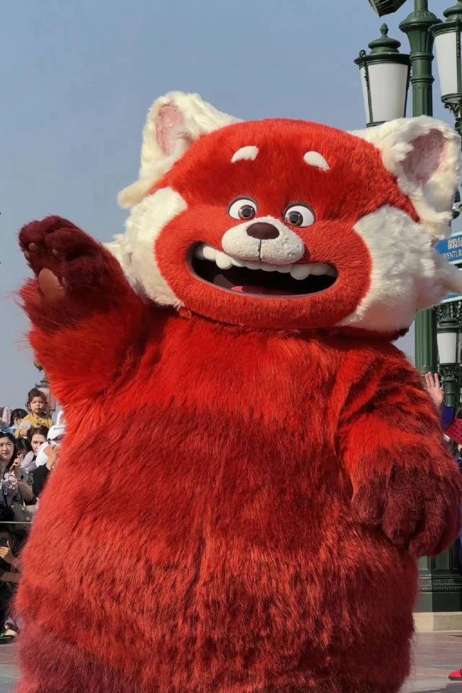 新朋友来啦！小熊猫美美上海迪士尼首发亮相