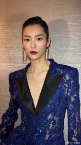 ​不愧是超模！刘雯参加奥斯卡派对 造型利落惊艳