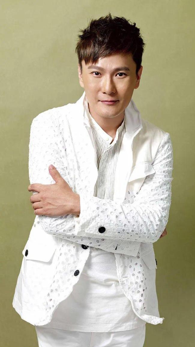 张信哲33年出35张专辑 是敬业达人没错了   