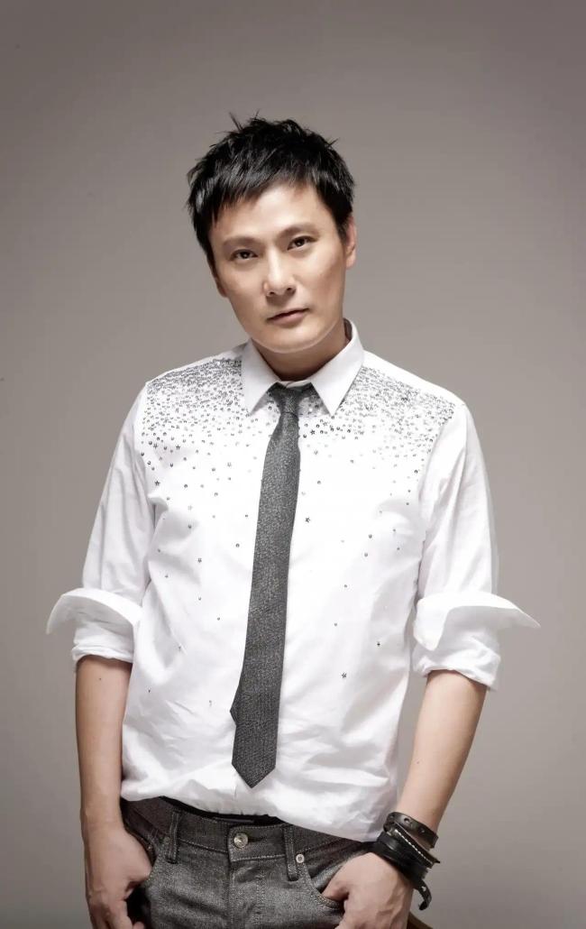 张信哲33年出35张专辑 是敬业达人没错了   