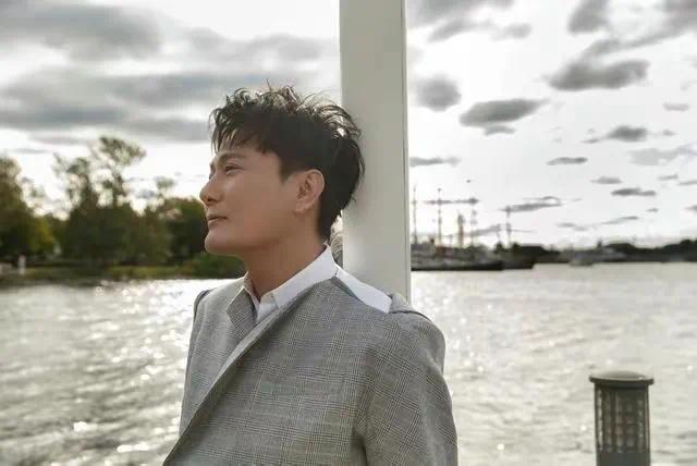 张信哲33年出35张专辑 是敬业达人没错了   