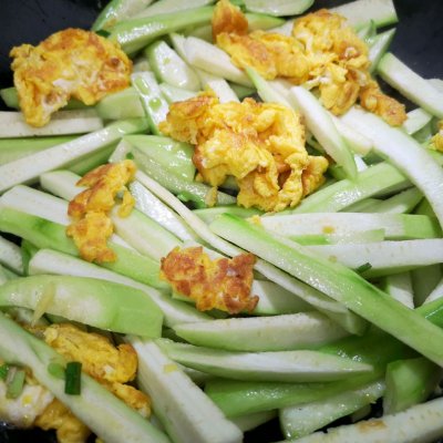 丝瓜蛋汤怎么做（香浓丝瓜鸡蛋汤的做法教程）