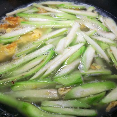 丝瓜蛋汤怎么做（香浓丝瓜鸡蛋汤的做法教程）