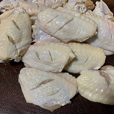 怎么烤鸡翅好吃又简单（最详细的烤鸡翅中的做法）