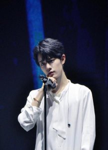 ​肖战做什么了(肖战唱歌真的一般)