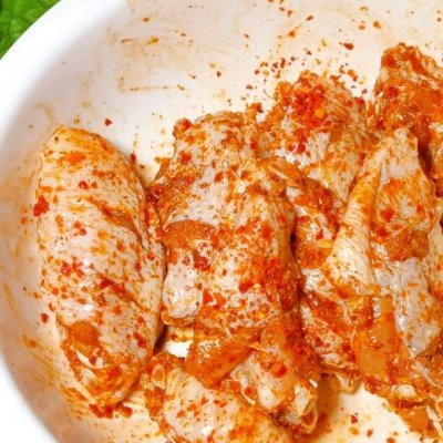 用烤箱烤鸡翅的温度和时间（简单易做的烤鸡翅做法分享）