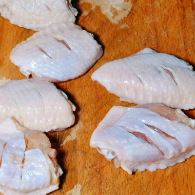 用烤箱烤鸡翅的温度和时间（简单易做的烤鸡翅做法分享）