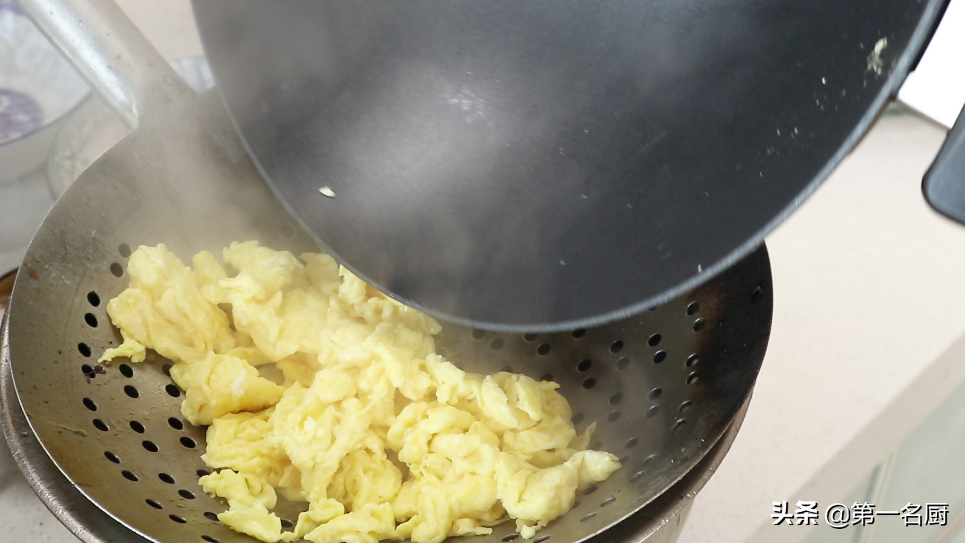 杏鲍菇炒鸡蛋的做法（软嫩入味杏鲍菇炒鸡蛋制作步骤）