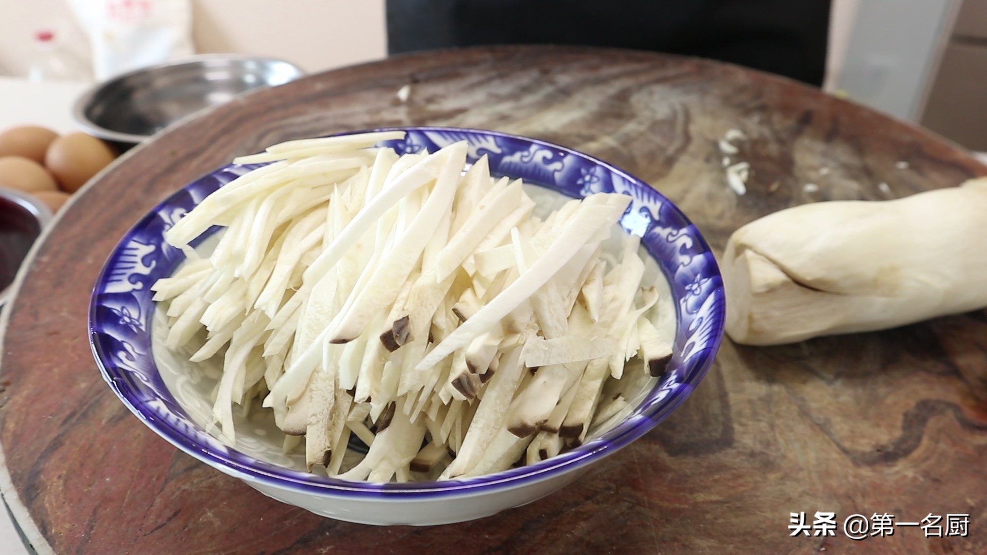 杏鲍菇炒鸡蛋的做法（软嫩入味杏鲍菇炒鸡蛋制作步骤）