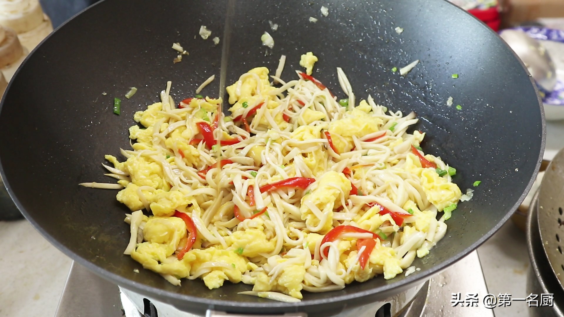 杏鲍菇炒鸡蛋的做法（软嫩入味杏鲍菇炒鸡蛋制作步骤）