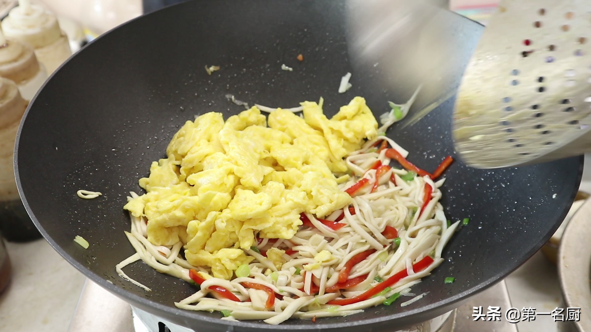 杏鲍菇炒鸡蛋的做法（软嫩入味杏鲍菇炒鸡蛋制作步骤）
