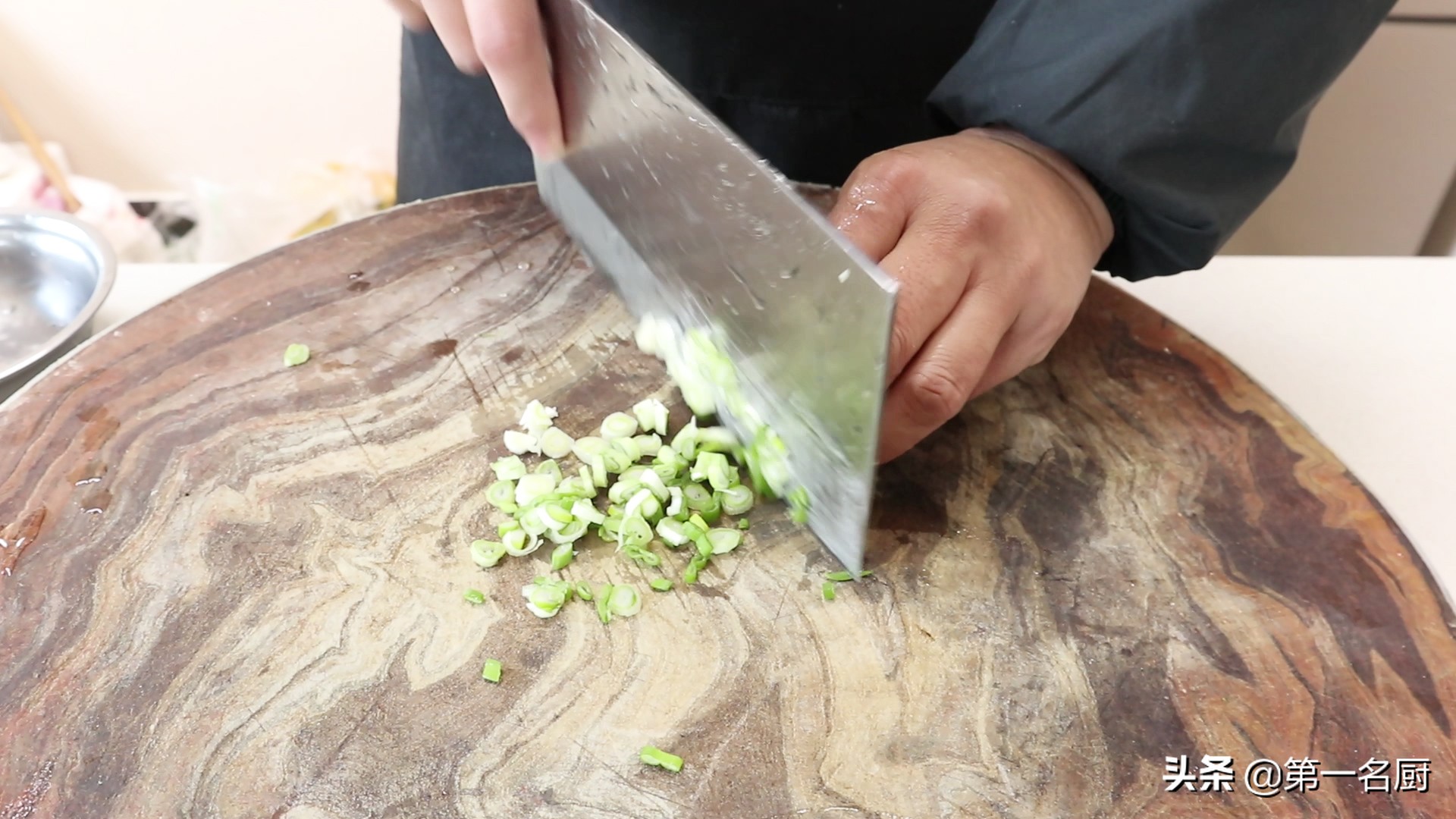 杏鲍菇炒鸡蛋的做法（软嫩入味杏鲍菇炒鸡蛋制作步骤）
