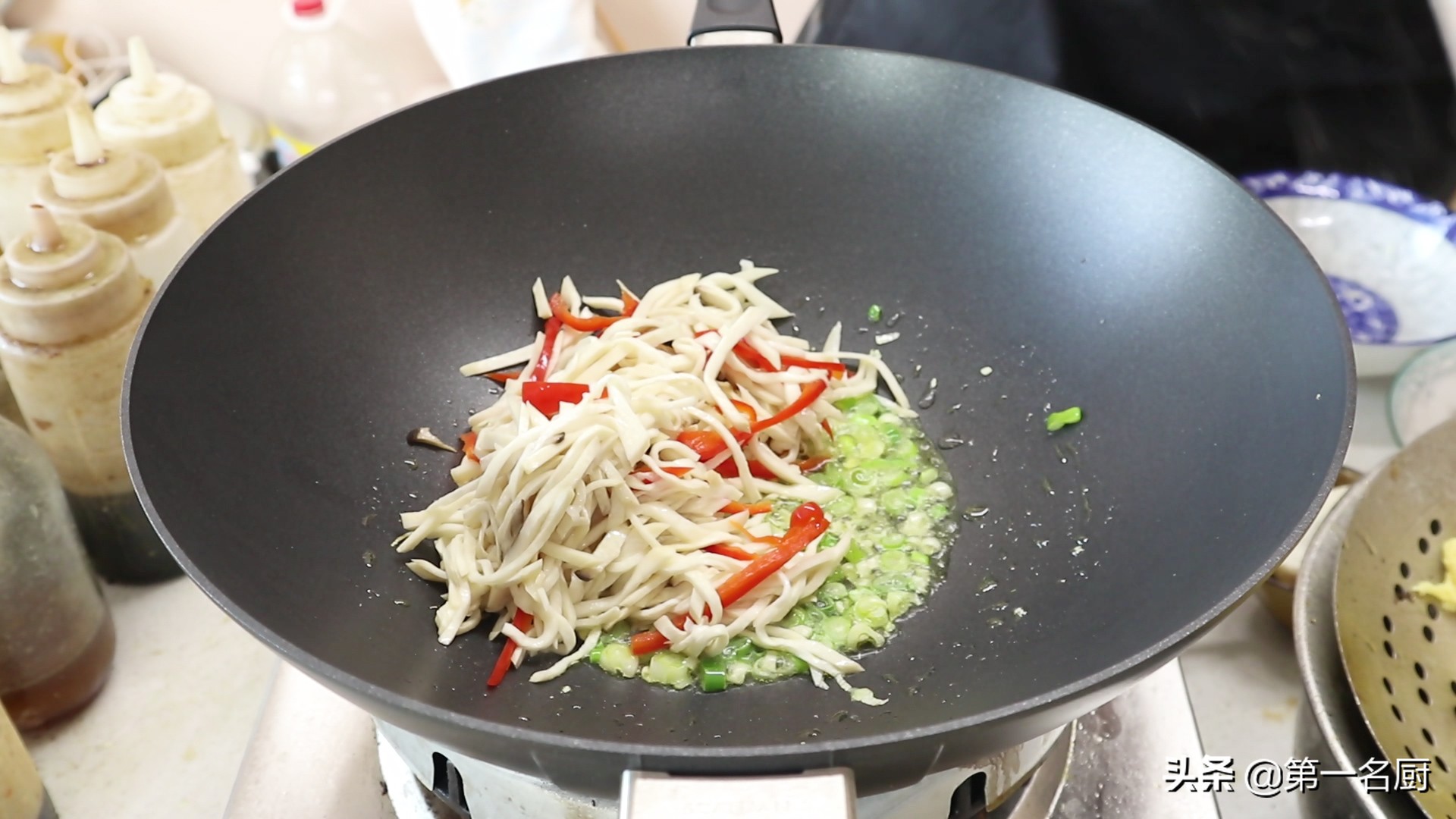 杏鲍菇炒鸡蛋的做法（软嫩入味杏鲍菇炒鸡蛋制作步骤）