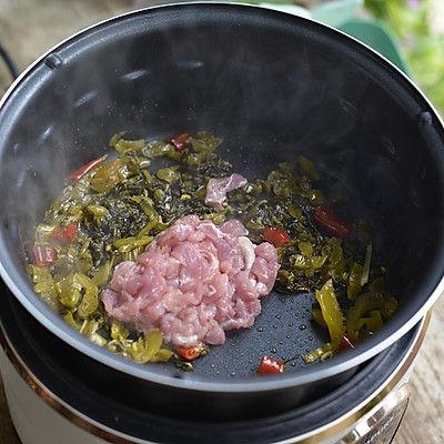 肉丝面的做法（零技巧的酸菜肉丝面懒人也能秀厨艺）