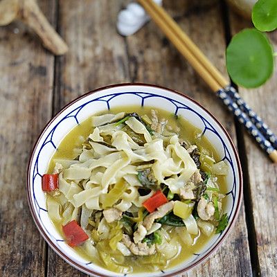 肉丝面的做法（零技巧的酸菜肉丝面懒人也能秀厨艺）