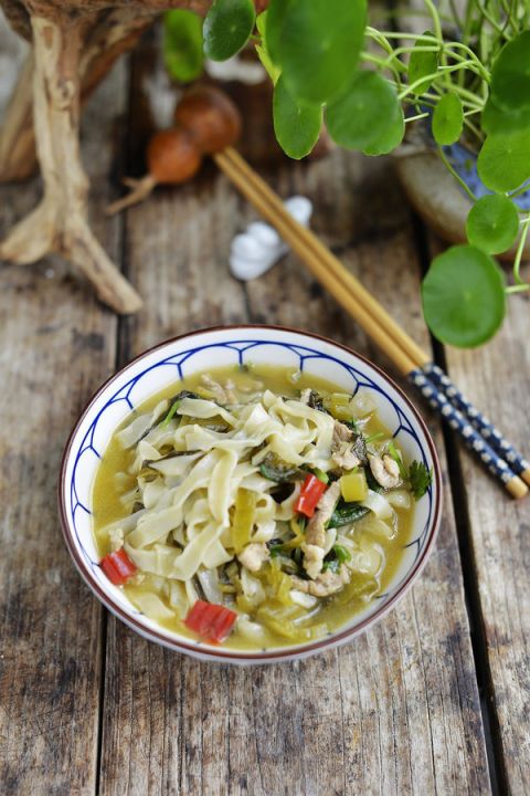 肉丝面的做法（零技巧的酸菜肉丝面懒人也能秀厨艺）