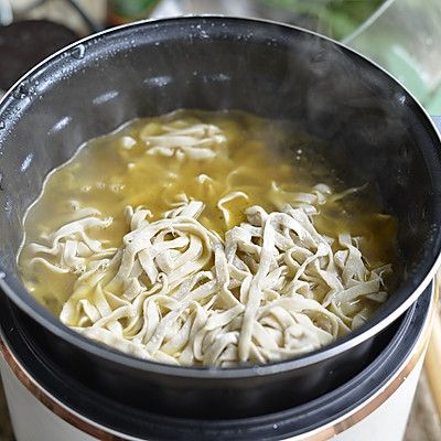 肉丝面的做法（零技巧的酸菜肉丝面懒人也能秀厨艺）