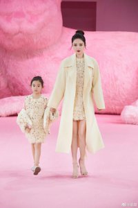 ​董璇晒与女儿小酒窝走秀合照 母女俩手牵手画面有爱