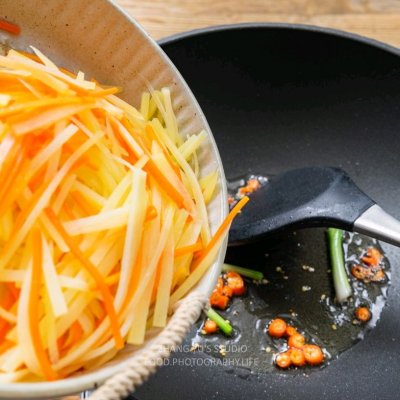 醋溜土豆丝的做法家常菜（百吃不厌的醋溜土豆丝）