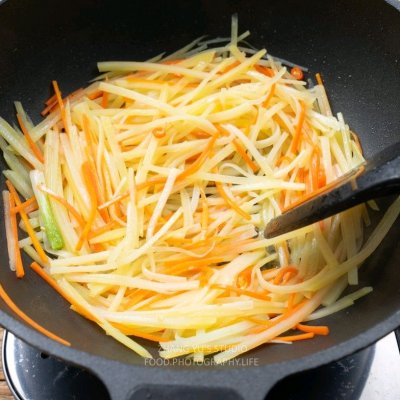 醋溜土豆丝的做法家常菜（百吃不厌的醋溜土豆丝）