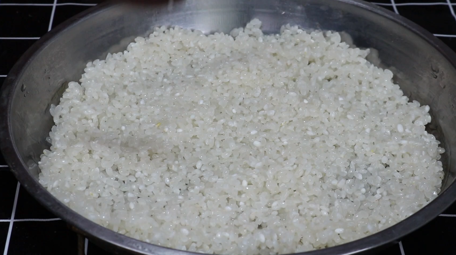 隔水蒸米饭的做法（分享蒸米饭粒粒分明的小技巧）