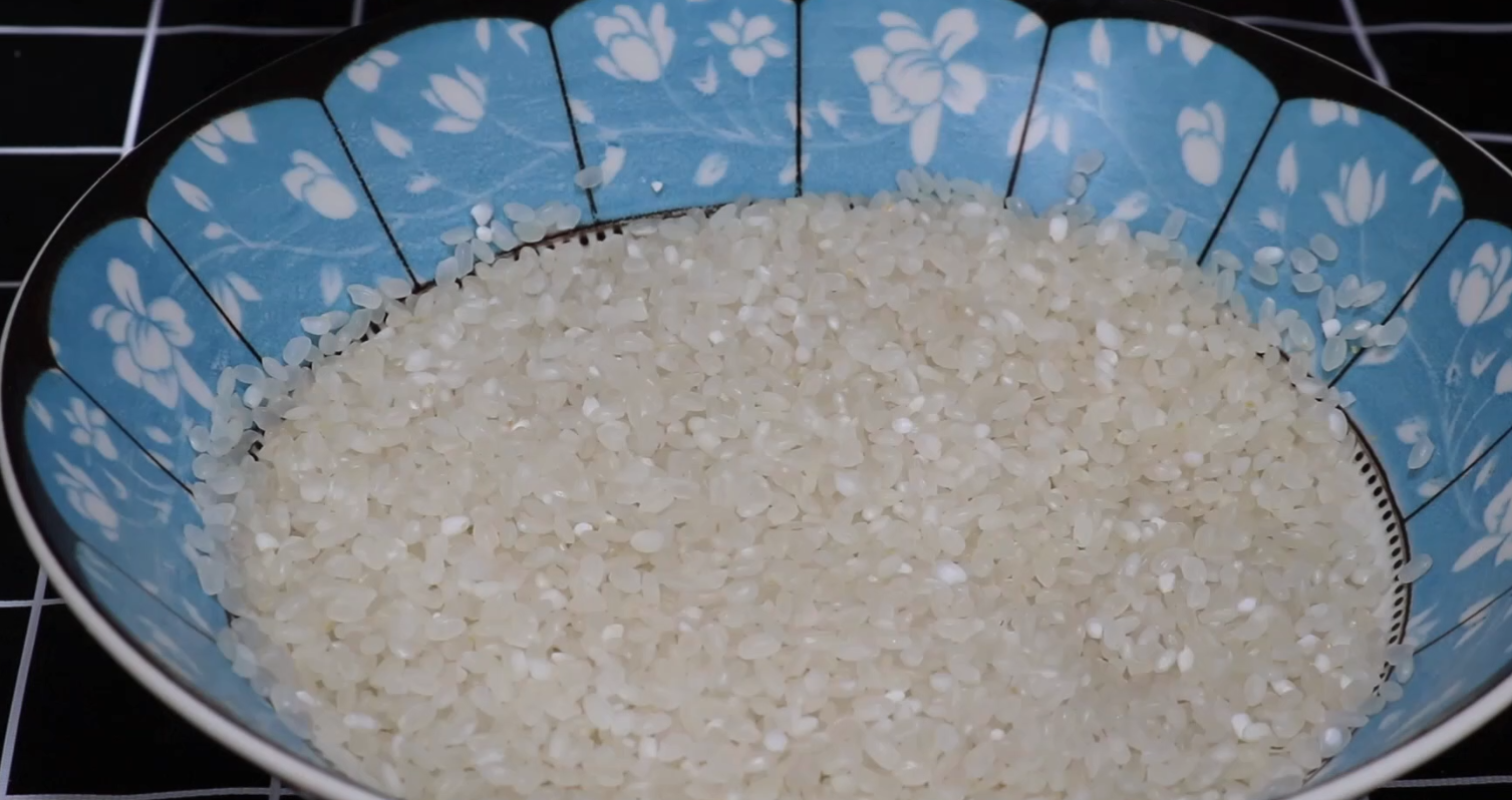 隔水蒸米饭的做法（分享蒸米饭粒粒分明的小技巧）