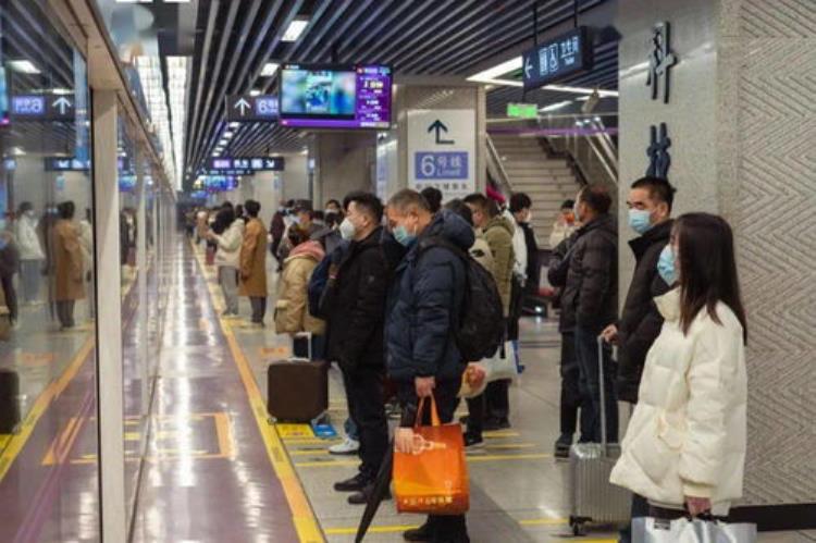 火车可以带香肠腊肉吗「香肠腊肉海鲜白酒可以带上车吗带年货乘地铁指南来了」