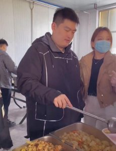 ​赵本山儿子恋情疑曝光，现继承家业传彩礼千万，女方高挑气质甜美