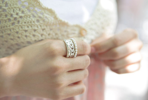 尾指戴戒指什么意思（招财开运佩戴戒指有方法）