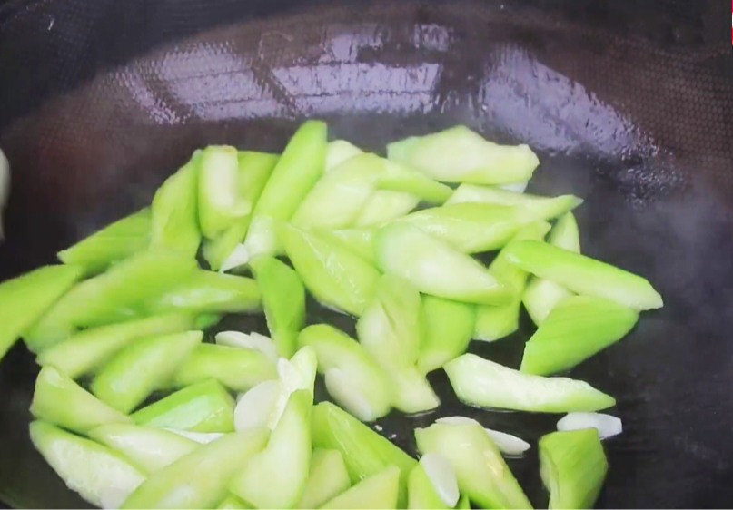 丝瓜炒鸡蛋怎么炒好吃（丝瓜炒鸡蛋的正确做法）