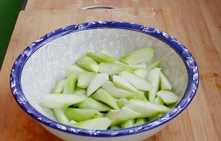 丝瓜炒鸡蛋怎么炒好吃（丝瓜炒鸡蛋的正确做法）