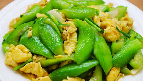 丝瓜炒鸡蛋怎么炒好吃（丝瓜炒鸡蛋的正确做法）