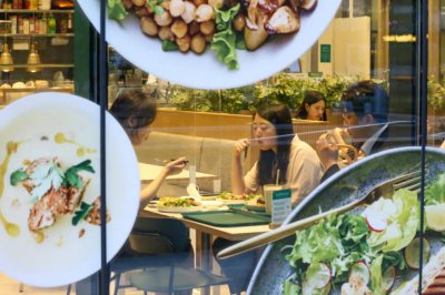 ​这个邻国，40 岁出头的新娘人数比 20 岁还多