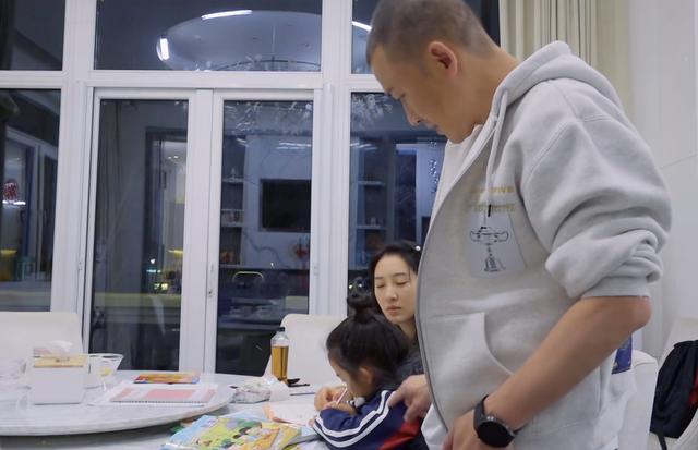 聂远个人资料（妻子变胖携7岁女儿出镜）