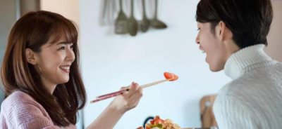 ​爱上两个人谁都舍不得，同时爱上了两个人怎么办