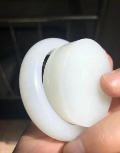 ​玉石镯子如何辨别真假(怎样辨别真假玉手镯)