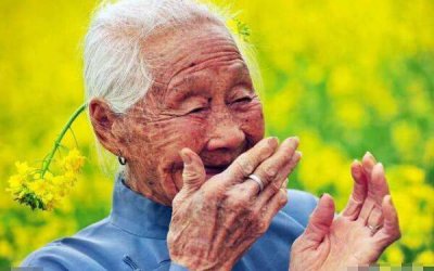 ​老人身上为什么有味道，人衰老会分泌2-壬烯醛（气味难闻）