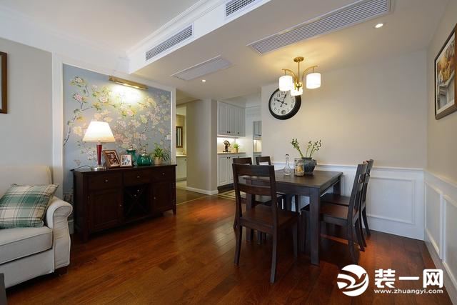 客厅钟表挂在什么地方合适（客厅挂钟摆放最佳位置分享）