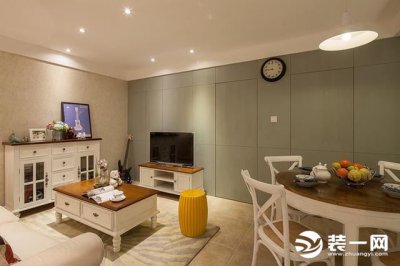 ​客厅钟表挂在什么地方合适（客厅挂钟摆放最佳位置分享）