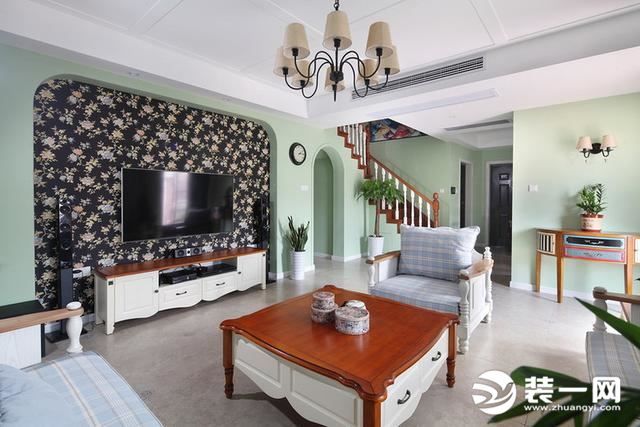 客厅钟表挂在什么地方合适（客厅挂钟摆放最佳位置分享）