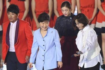 ​闺蜜之间接吻正常吗吧