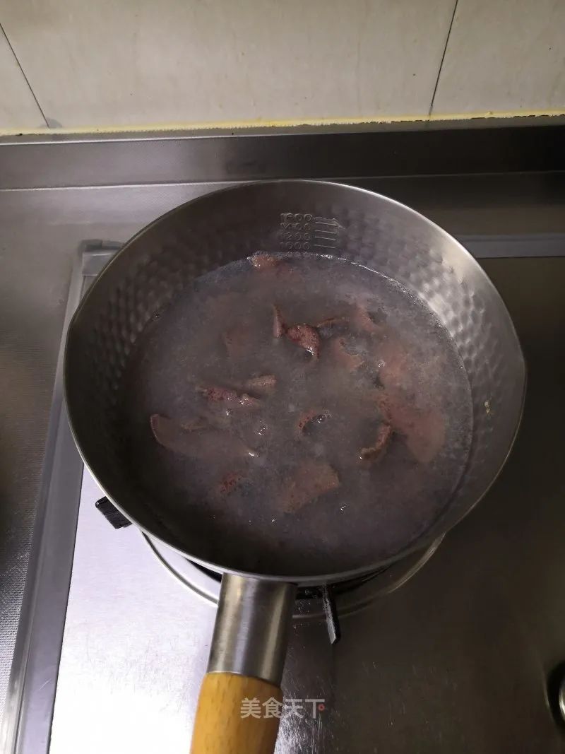 猪肝怎么煮好吃又嫩（猪肝菠菜番茄汤营养满满）