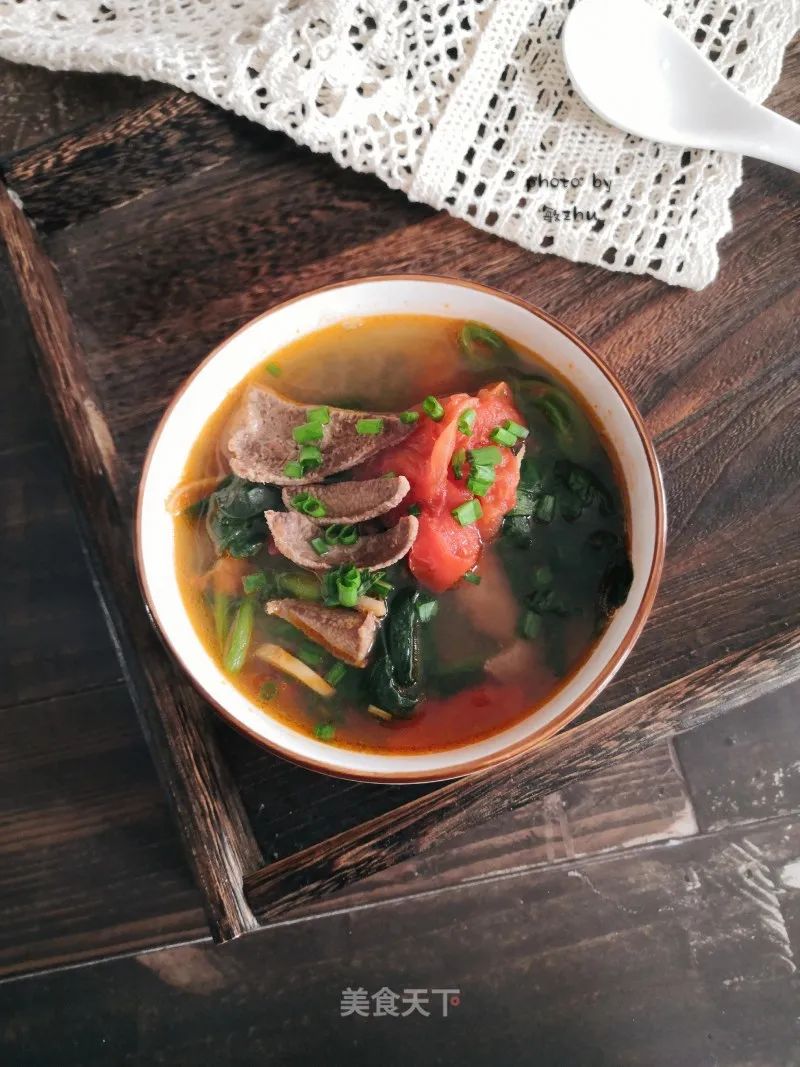 猪肝怎么煮好吃又嫩（猪肝菠菜番茄汤营养满满）