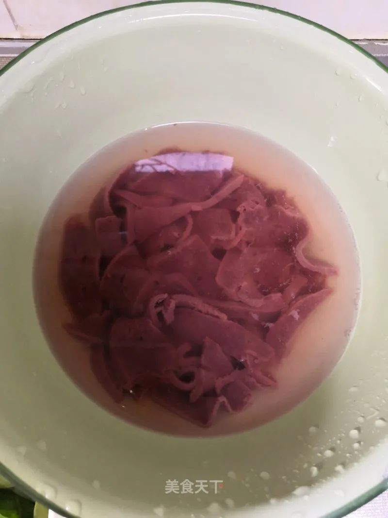 猪肝怎么煮好吃又嫩（猪肝菠菜番茄汤营养满满）