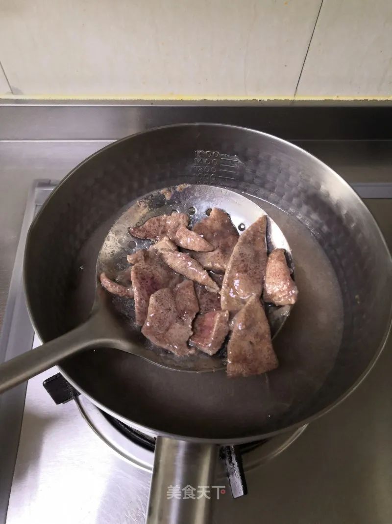 猪肝怎么煮好吃又嫩（猪肝菠菜番茄汤营养满满）