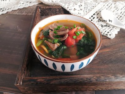 ​猪肝怎么煮好吃又嫩（猪肝菠菜番茄汤营养满满）