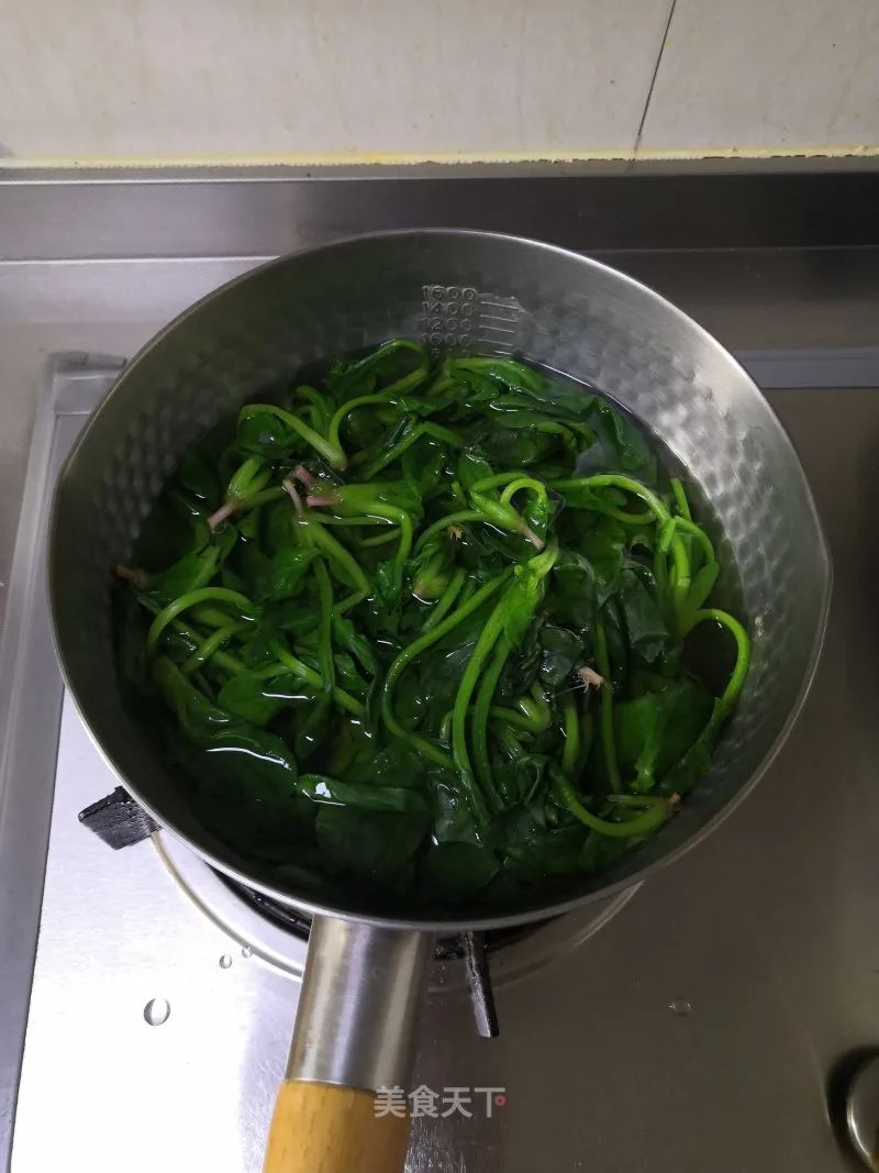 猪肝怎么煮好吃又嫩（猪肝菠菜番茄汤营养满满）