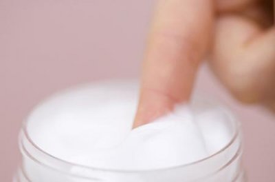 ​皮肤干燥该怎么办??(皮肤粗糙干燥如何改善)