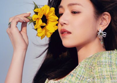 ​陈妍希穿绿色格纹套装好清新 笑容明媚甜美