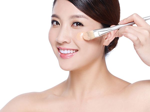 眼霜当面霜用对脸好吗（详解眼霜的功效作用）